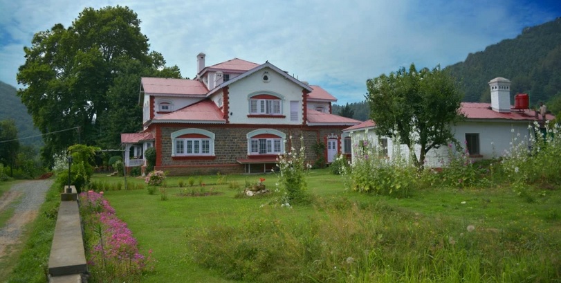 This beautiful Villa in Srinagar is owned by the descendants of Maharaja Hari Singh.