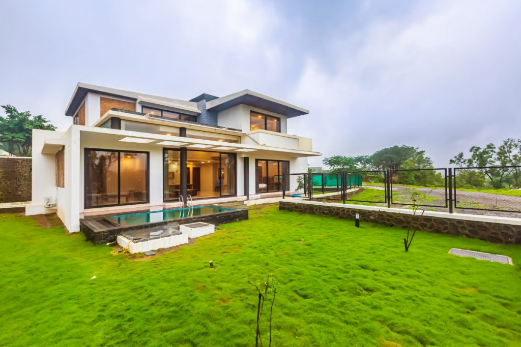 Bungalow with pool in Lonavala